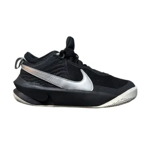 Nike Team Hustle D 10 Basketball Shoes – UK 4, EU 36.5, US 4.5